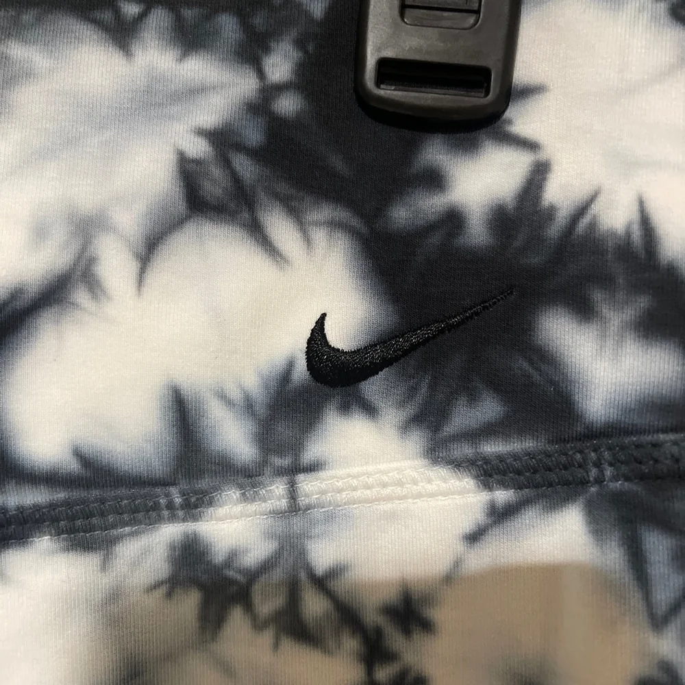 Women's NWOT Nike Dri-FIT Tie-Dye Leggings M White Black - Picture 5 of 8